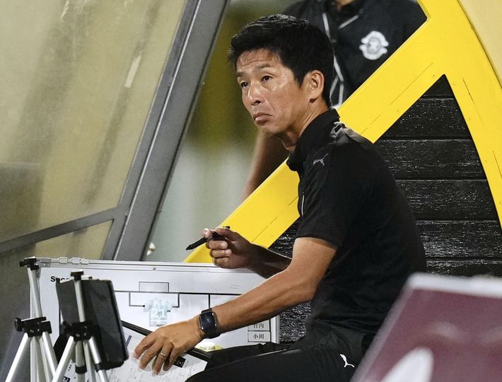 2024年の天皇杯、対柏レイソル戦で試合を見守る筑波大・小井土監督、2024年7月10日