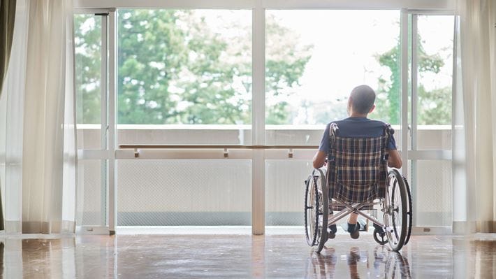 ｢あと1､2年の命｣と聞いて月40万の老人ホームに入れたのに…親が元気になって子が破産する"無理ゲー"攻略法
