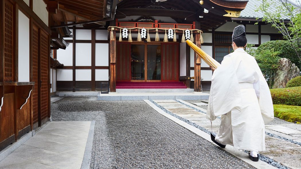 年収300万円未満の宮司が6割以上…コンビニよりもいっぱいある日本の神社経営の｢シビアな実態｣ ｢お守り1000円､ご祈祷1万円｣に値上げした神社の挑戦