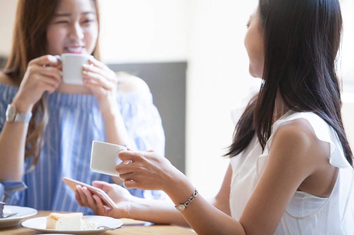 休日にカフェで話す女性