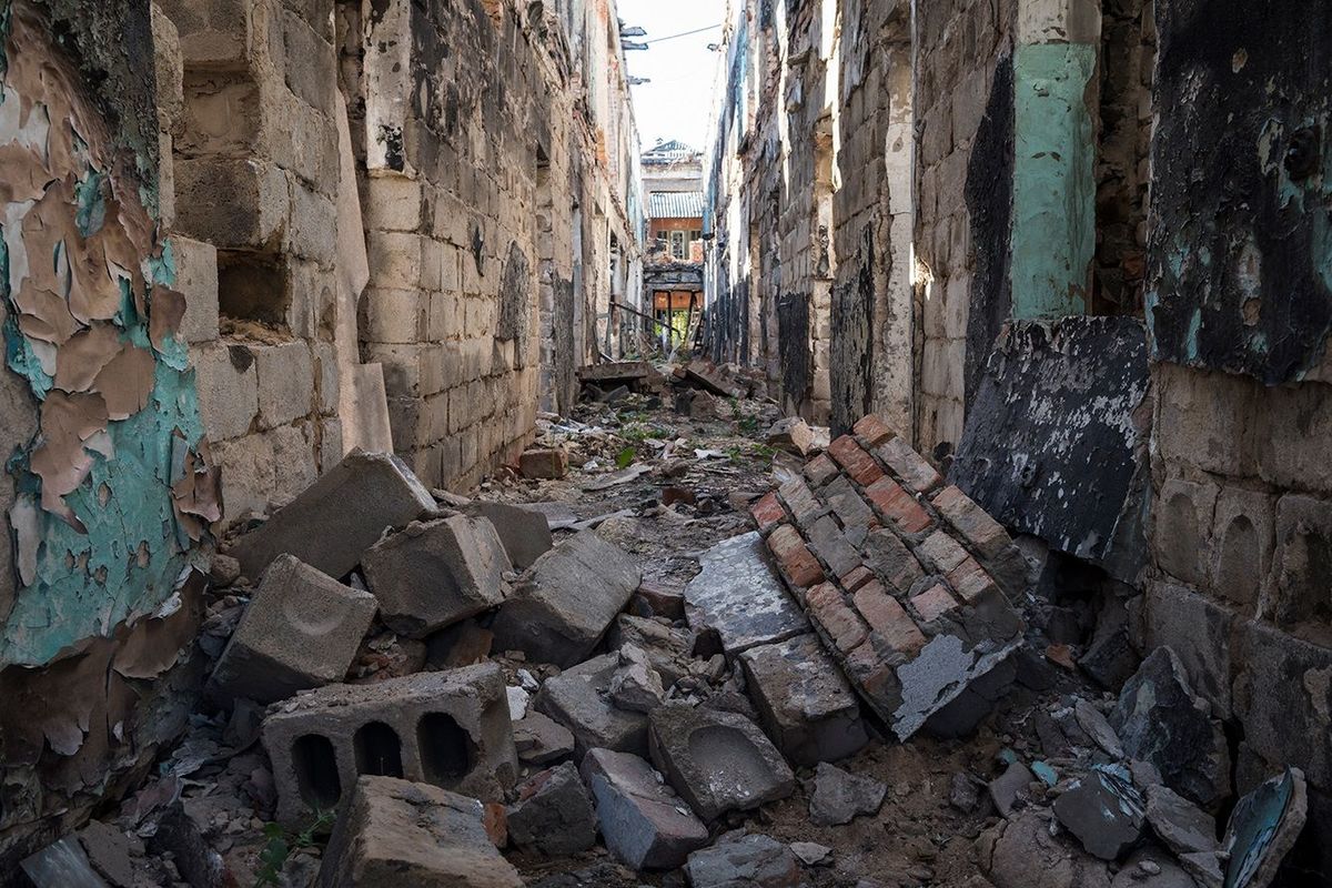 ウクライナ東部の紛争で破壊された建物の廊下