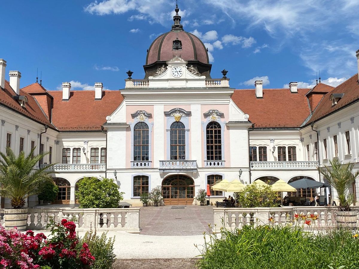 ハンガリーの首都ブダペストの郊外グドゥルーにあり、エリザベートの夏の離宮として使用されていたグドゥルー宮殿。