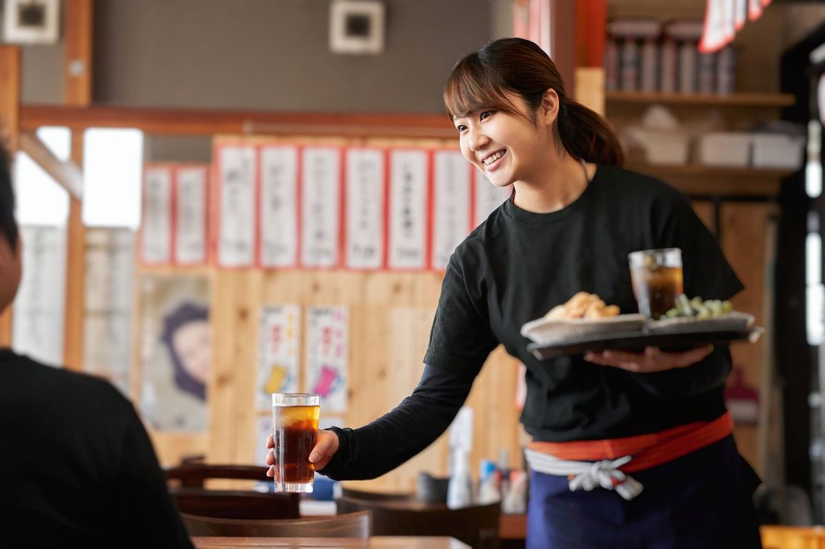 居酒屋で働く人