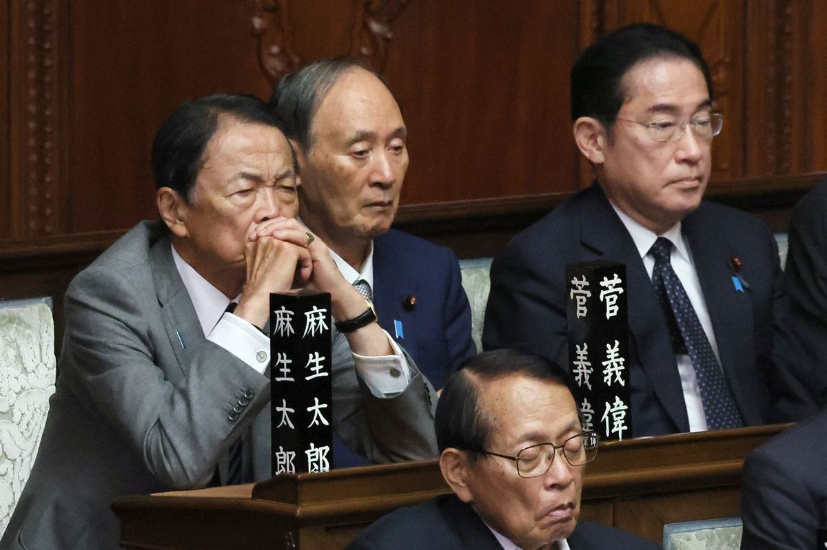 衆院本会議で石破茂首相の所信表明演説を聞く自民党の麻生太郎最高顧問（左）。中央は菅義偉副総裁、右は岸田文雄前首相＝2024年10月4日午後、国会内