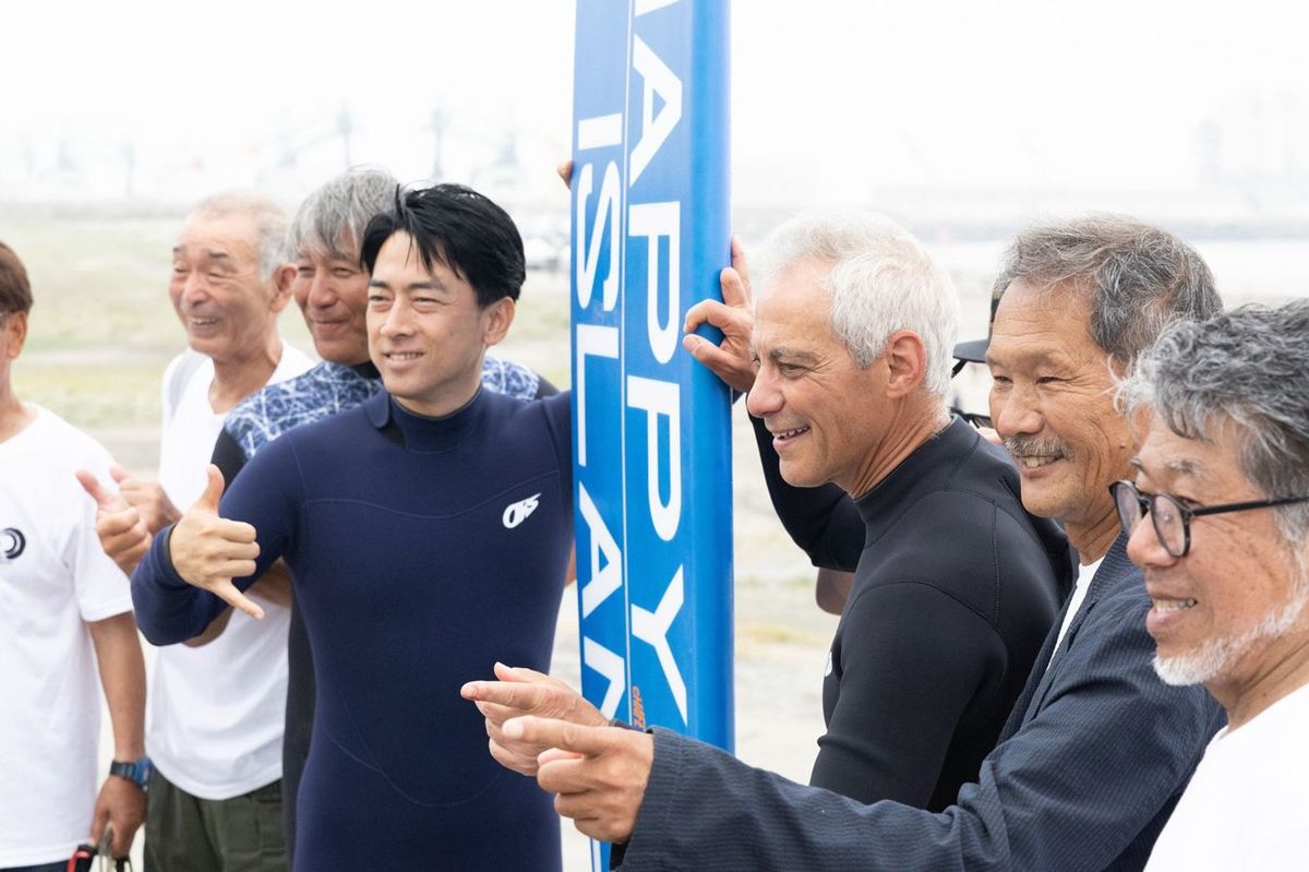 サーフィン大会中の小泉首相とラーム・エマニュエル駐日米国大使（2024年7月6日）。