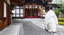 年収300万円未満の宮司が6割以上…コンビニよりもいっぱいある日本の神社経営の｢シビアな実態｣