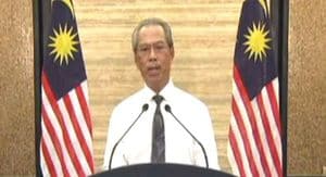 首相の演説が3月16日22時に始まると、マレーシア人は車を止めてスマートフォンで中継に見入った