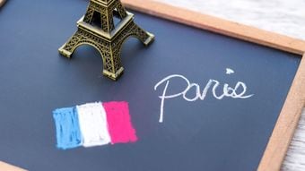 フランスの小学校では鉛筆もシャーペンも消しゴムも使わない…小1で持たされる"一生モノの文具"の名前