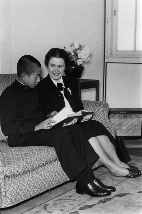 家庭教師のヴァイニング夫人（右）から英語を学ばれる継宮さま＝1948年12月、東京・小金井の東宮御仮寓所