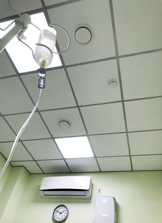 点滴と天井が見える視界