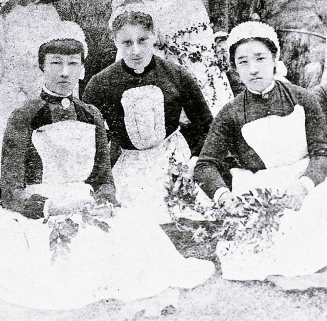 桜井看護学校1期生の卒業写真。左から鈴木雅、指導者のアグネス・ヴェッチ、大関和