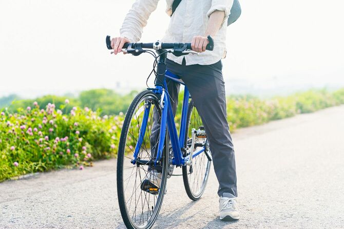 道路で自転車に乗る男性