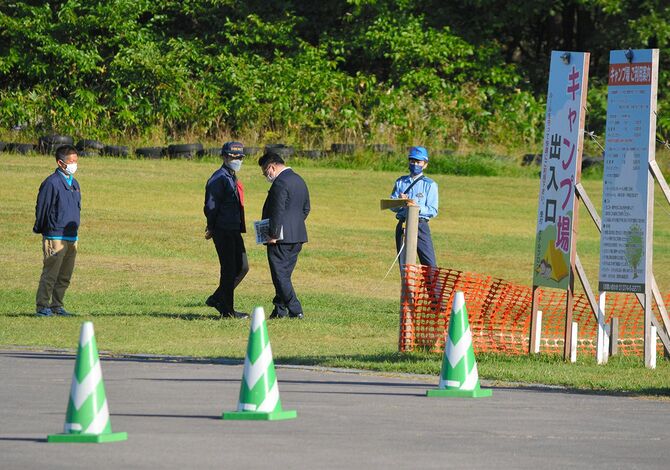 ゴーカートの事故現場を実況見分をする北海道警の捜査員＝2022年9月20日、北海道森町