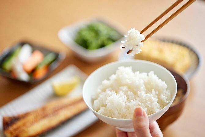 日本の朝食を食べる女性の手