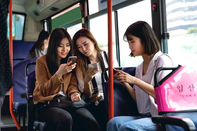 休日にバスでソウルに遠征する女性グループ