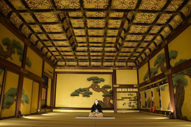 世界遺産の二条城（京都市中京区）で、国宝の二の丸御殿の特別入室が14日から始まる。大政奉還の表明が行われた大広間の二の間に入り、内部の障壁画や欄間彫刻を間近で鑑賞できる。8月30日まで。期間中は学芸員による解説会も開かれる＝2021年7月6日、京都市中京区