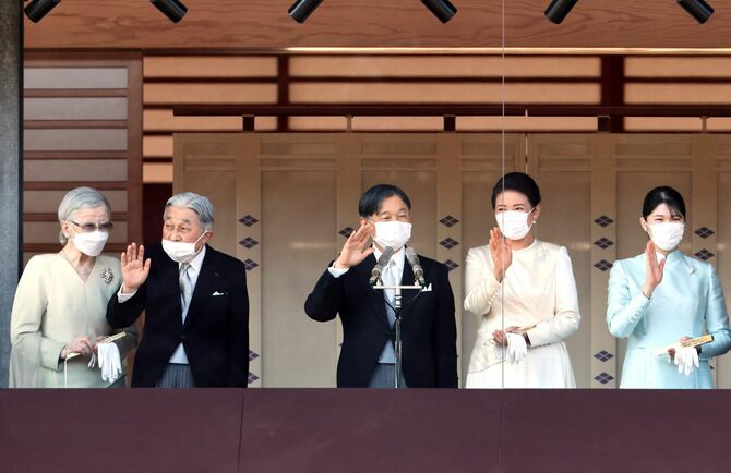 2023年1月2日、東京の皇居で、新年の挨拶に訪れた人々に手を振った、左から上皇后さま、上皇さま、天皇陛下、皇后さま、愛子さま