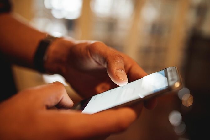 スマホを触る男の手