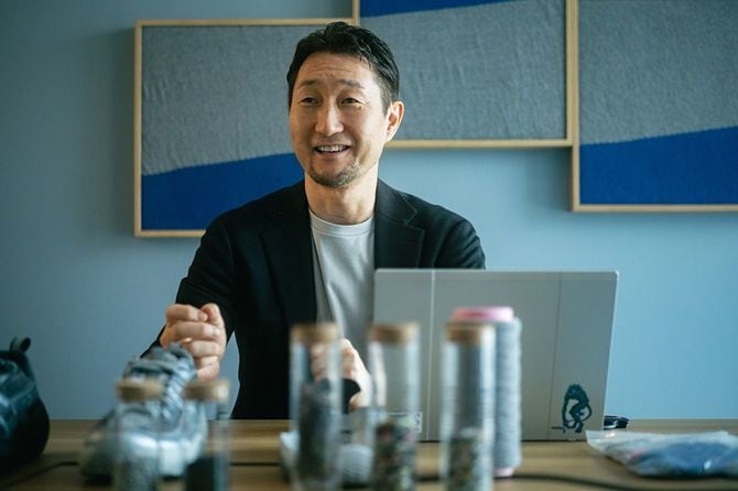 株式会社アシックス サーキュラーエコノミー推進部 部長 村岡秀俊氏。2018年にアシックスへ入社。オニツカタイガーのマーケティング部・プロダクト部を経て、2023年から新規事業開発を目的としたサーキュラーエコノミー推進部を立ち上げる。