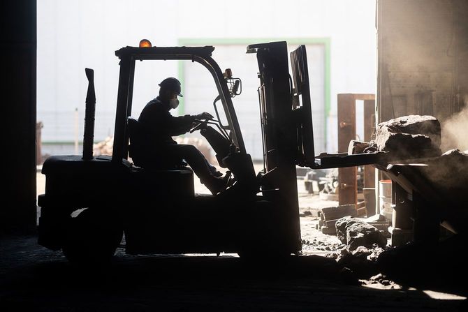 フォークリフトを使用する作業員