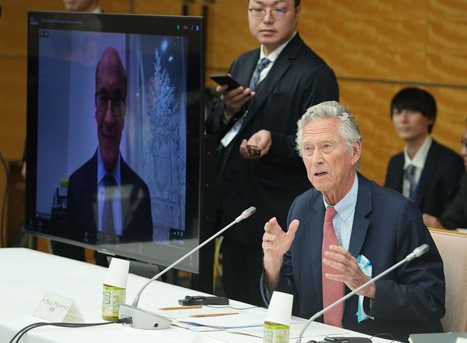 経済財政諮問会議で発言する元国際通貨基金（IMF）チーフエコノミストのオリヴィエ・ブランシャール氏（右）。モニターはオンラインで出席した米ハーバード大ケネス・ロゴフ教授＝2026年3月26日、首相官邸