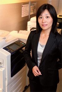 <strong>富士ゼロックス 流通・サービス営業事業部 マネージャー 白石葉子●</strong>1989年富士ゼロックスに営業職として入社。千代田支店、広島支店を経て、2003年現在の部署に社内公募で異動。百貨店、ホテル等を担当。