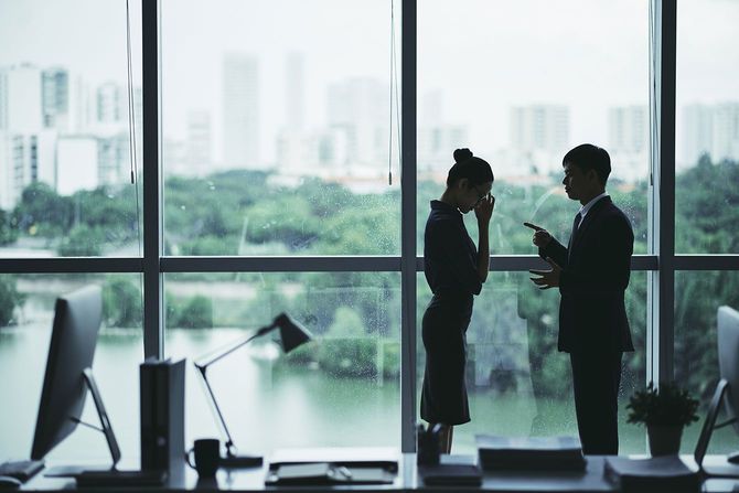 オフィスで女性従業員を叱る上司