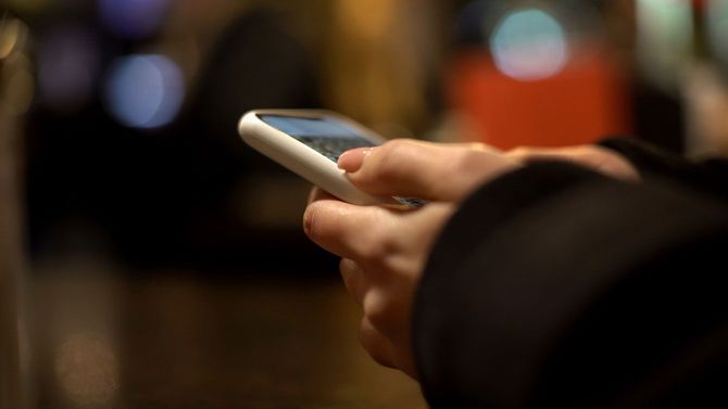 スマホを持つ女性の手