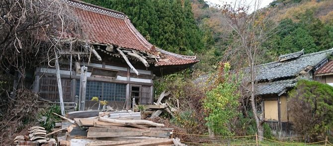 国有化の手続きが進む金皇寺。本堂（左）と庫裏（右）は解体せず国庫に帰属させる＝島根県大田市で2020年12月2日午後2時36分、目野創撮影