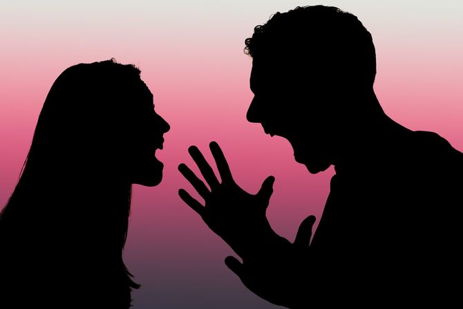 怒鳴り合うカップル