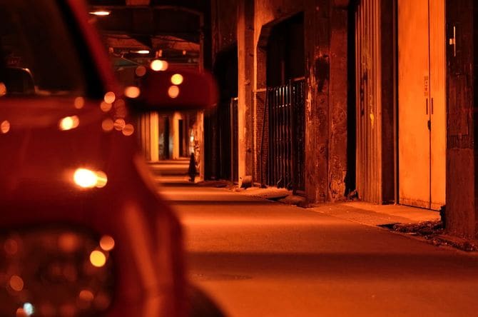 夜の高架下