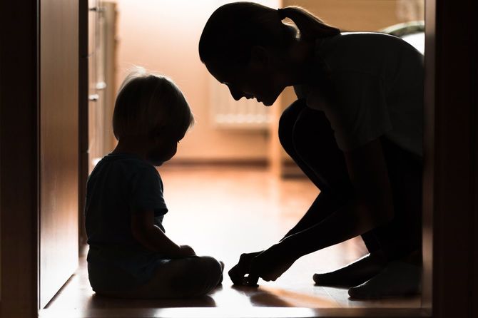 小さな子供に話しかけている女性