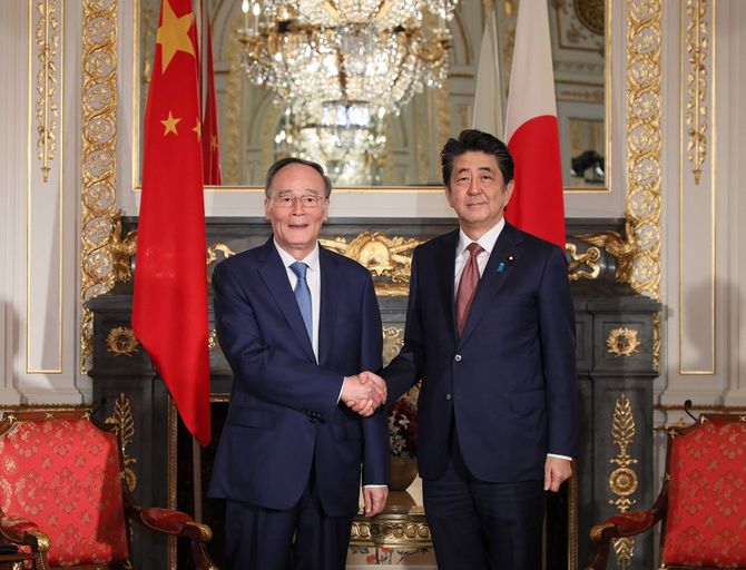 2019年10月23日、迎賓館赤坂離宮において、中国の王岐山国家副主席と会談を行う安倍総理大臣