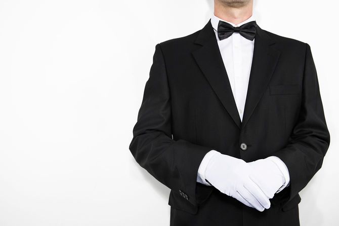 バトラーは手が握られているとの要求を待っています。