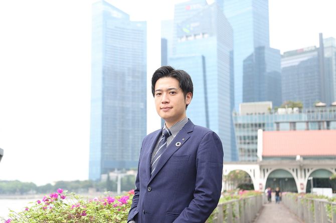 初の転勤がシンガポールとなった箕田さん。慣れない海外生活に苦労していたが、国内支店の仲間たちとの情報交換で顧客を増やしている