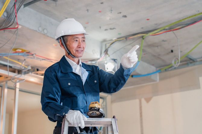建物メンテナンス中の男性