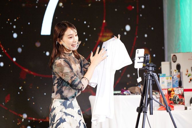 21年に初開催した「スタッフ・オブ・ザ・イヤー」の一幕。写真はこの年のグランプリに輝いたバロックジャパンリミテッドの村岡美里さん