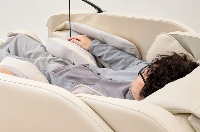 チェアの両サイドが高くせり上がっているため、外界を程よく遮断。“自分だけの専用シート”のようなくつろぎ感を得ながらマッサージを受けることができる。