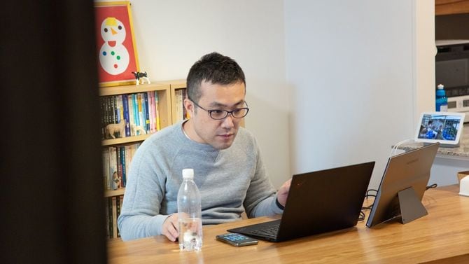 自宅でのリモートワークの様子