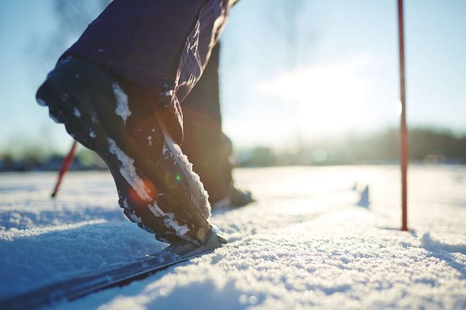 雪の上を歩くイメージ