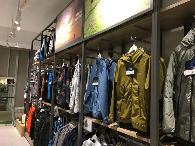 ワークマンプラス ららぽーと立川立飛店の店内。