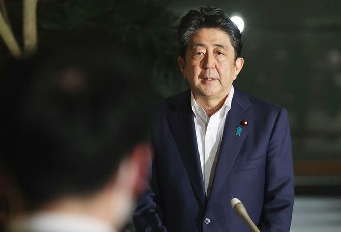 河井克行前法相夫妻（いずれも自民党離党）の起訴を受け、記者団の質問に答える安倍晋三首相＝2020年7月8日夜、首相官邸