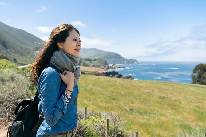 山の上から景色を見る人のイメージ