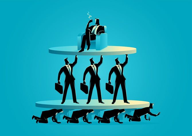 労働者階級ピラミッドのイラスト