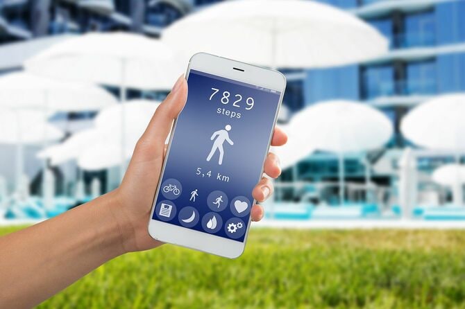 歩数の表示されたスマホを持つ手