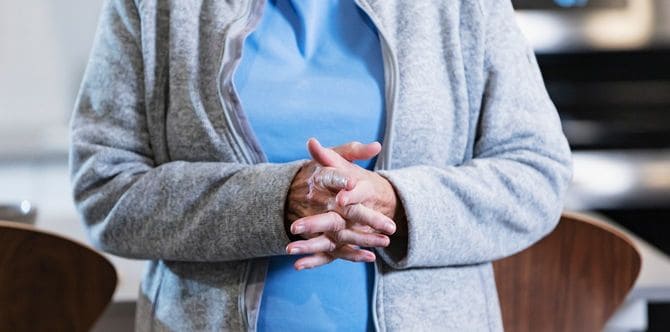 胸の前で手を組む女性