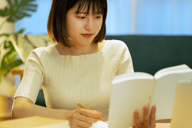 勉強をする女性
