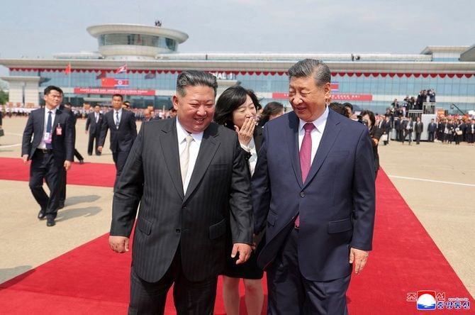 2026年6月9日、北朝鮮の金正恩総書記（左）が、中国の習近平国家主席（右）が平壌国際空港を出発する際に見送る様子
