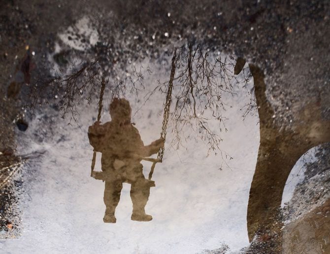 水たまりに移るブランコ