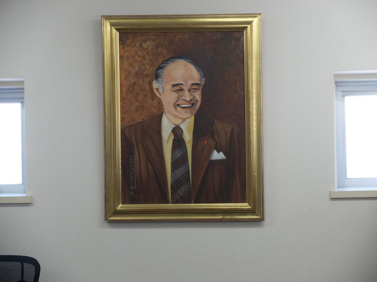 社長室に飾られている父・十三氏の肖像画